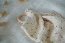 Lade das Bild in den Galerie-Viewer, Nooshi Tuch mit Holzring Collection a/w 21