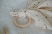 Lade das Bild in den Galerie-Viewer, Nooshi Tuch mit Holzring Collection a/w 21