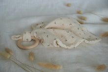 Lade das Bild in den Galerie-Viewer, Nooshi Tuch mit Holzring Collection a/w 21